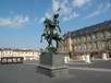  statue équestre dans la cour du château